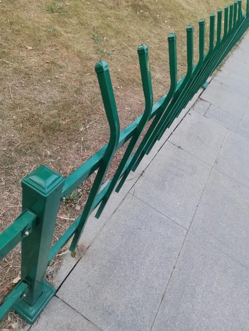 铁艺栏杆护栏价格多少钱一米长 铁艺栏杆护栏价格多少钱一米长